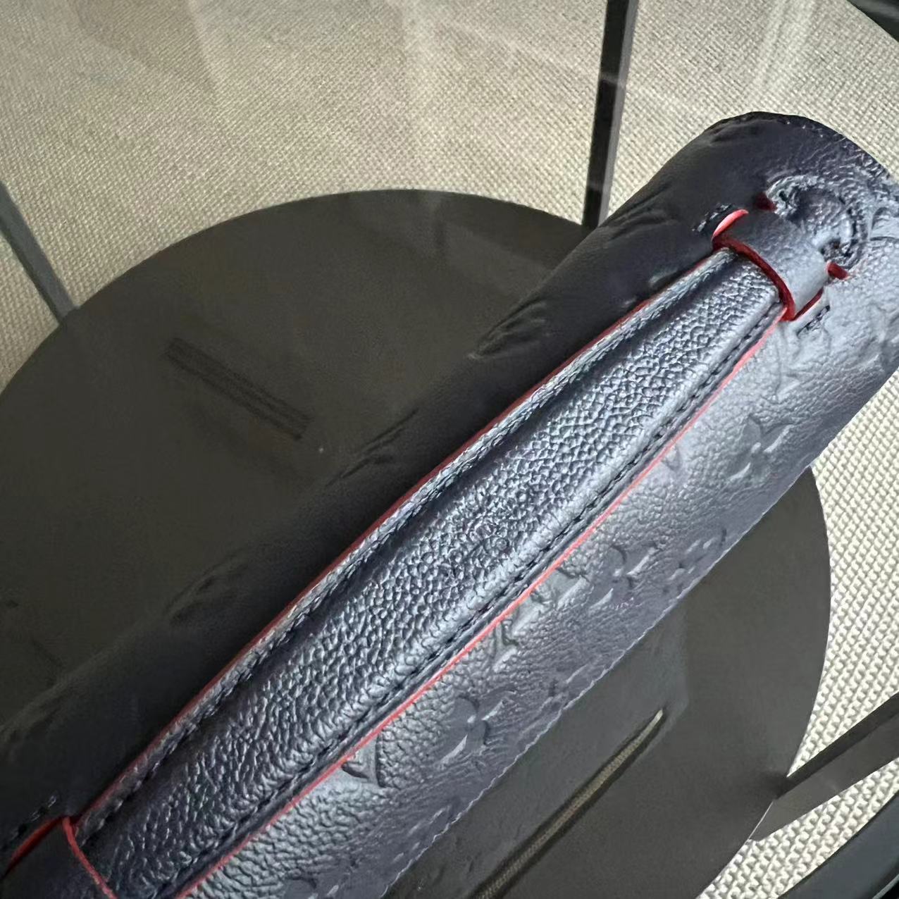 LV Pochette Metis Calfskin Empreinte Marine Rouge Matériel Doré Louis Vuitton