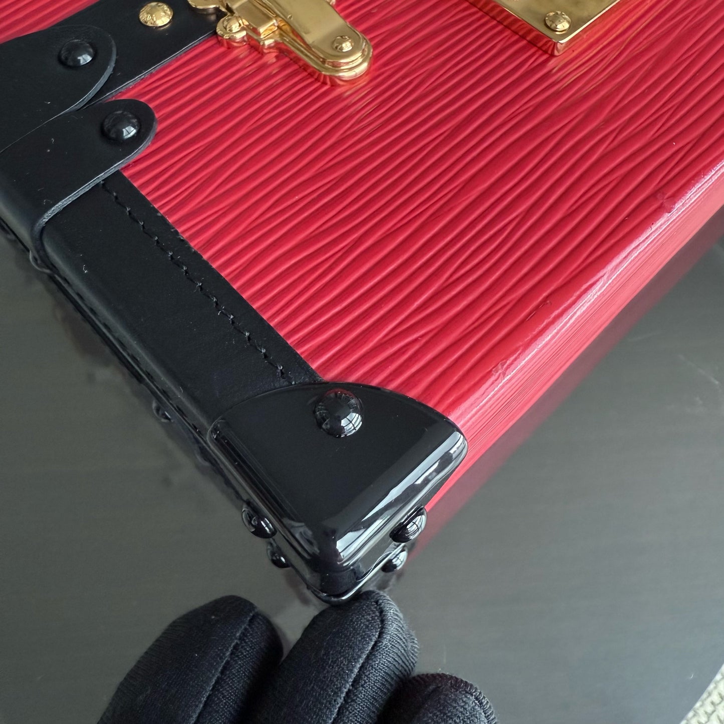Kovancy - Petite Malle - Nouvelle édition Sac bandoulière en cuir EPI rouge avec matériel doré et puce électronique