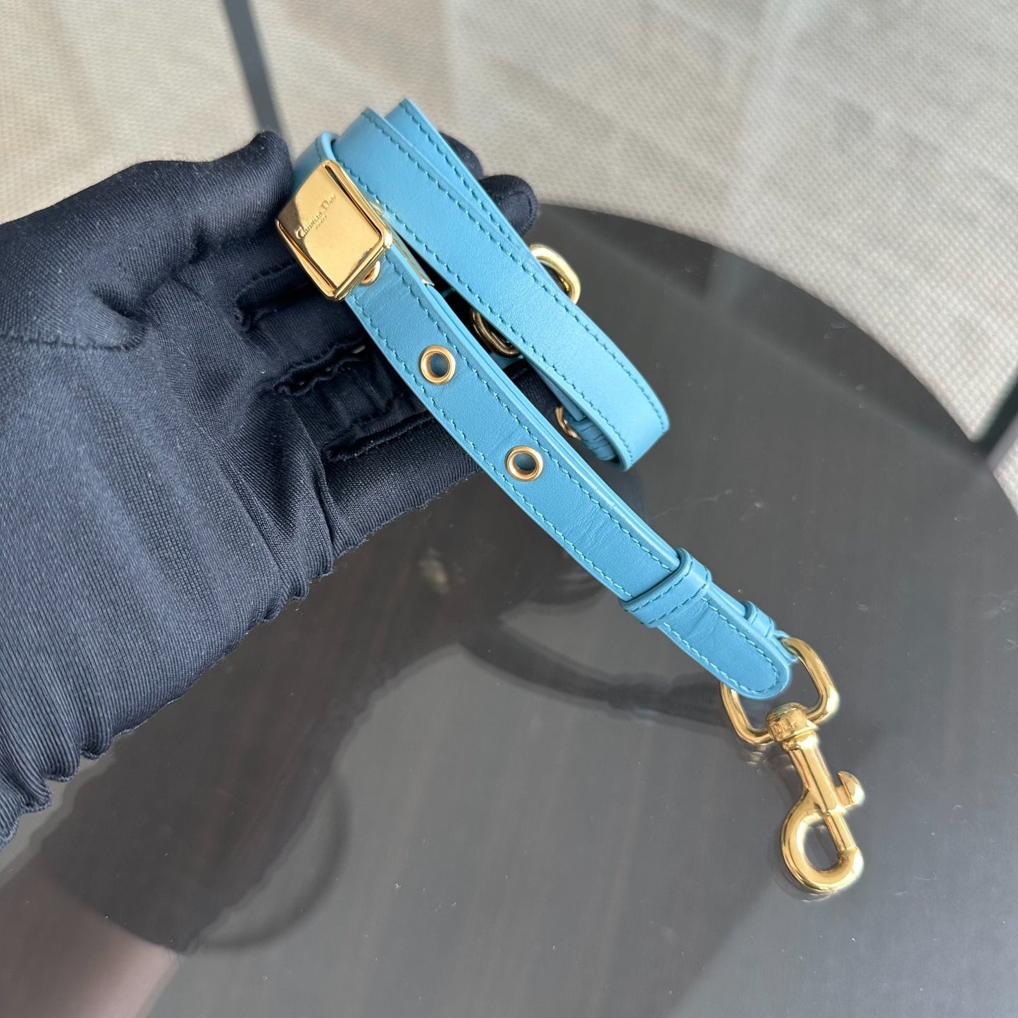 Bobby East West - Sac bandoulière en cuir de veau lisse, accastillage bleu doré — Kovancy