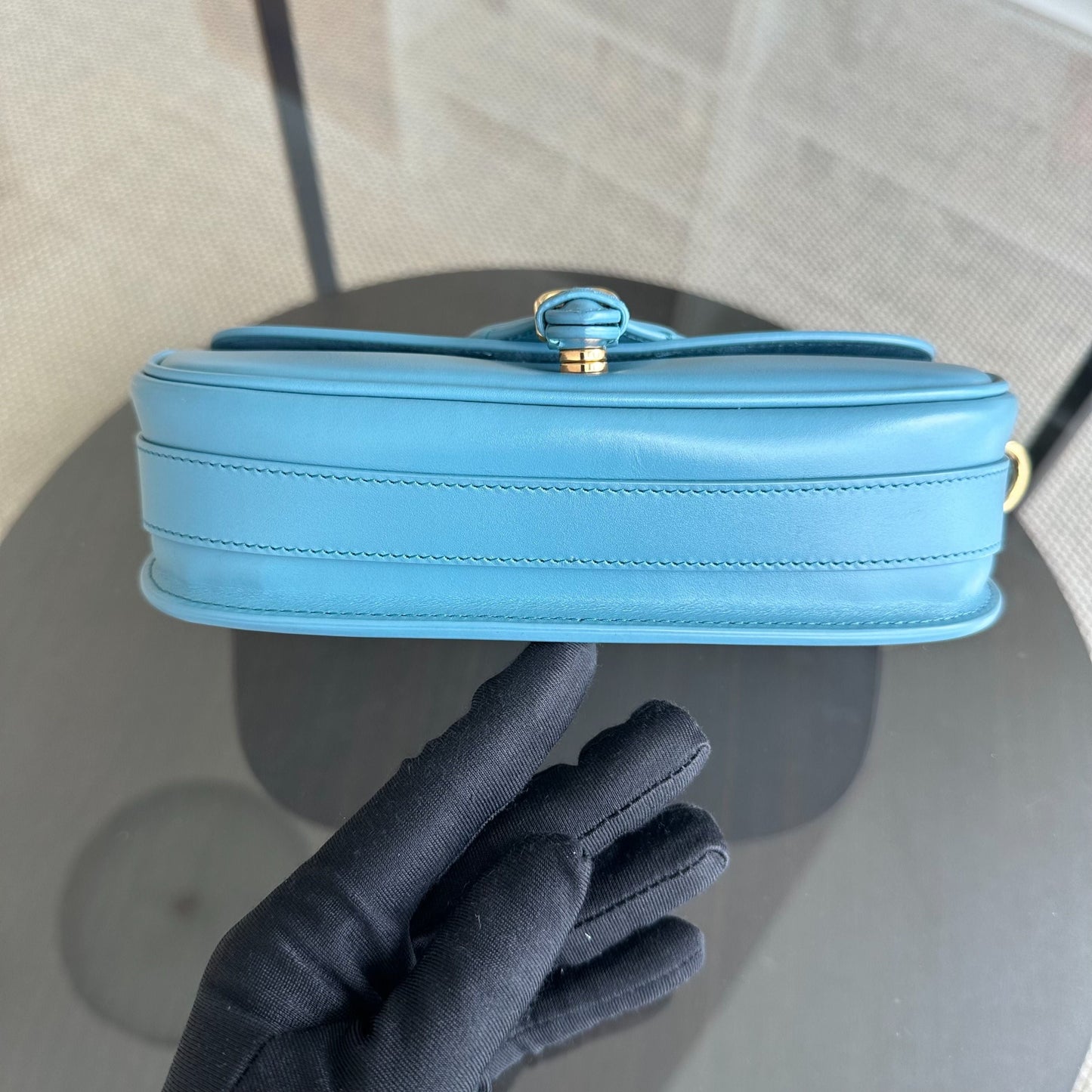 Bobby East West - Sac bandoulière en cuir de veau lisse, accastillage bleu doré — Kovancy