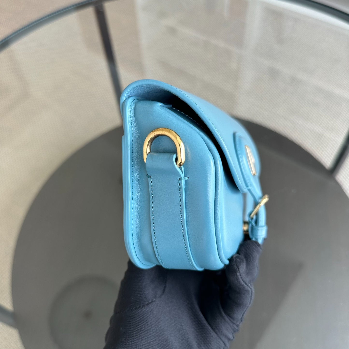 Bobby East West - Sac bandoulière en cuir de veau lisse, accastillage bleu doré — Kovancy