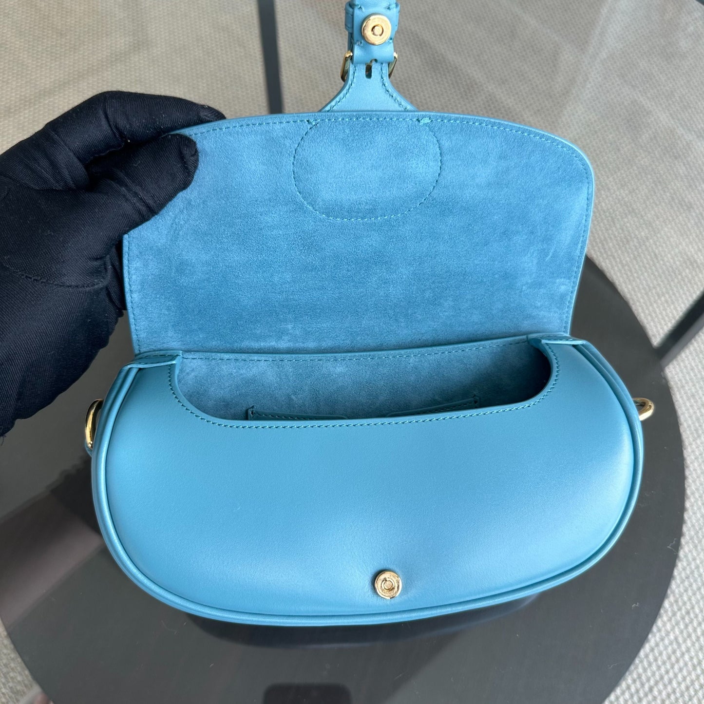 Bobby East West - Sac bandoulière en cuir de veau lisse, accastillage bleu doré — Kovancy