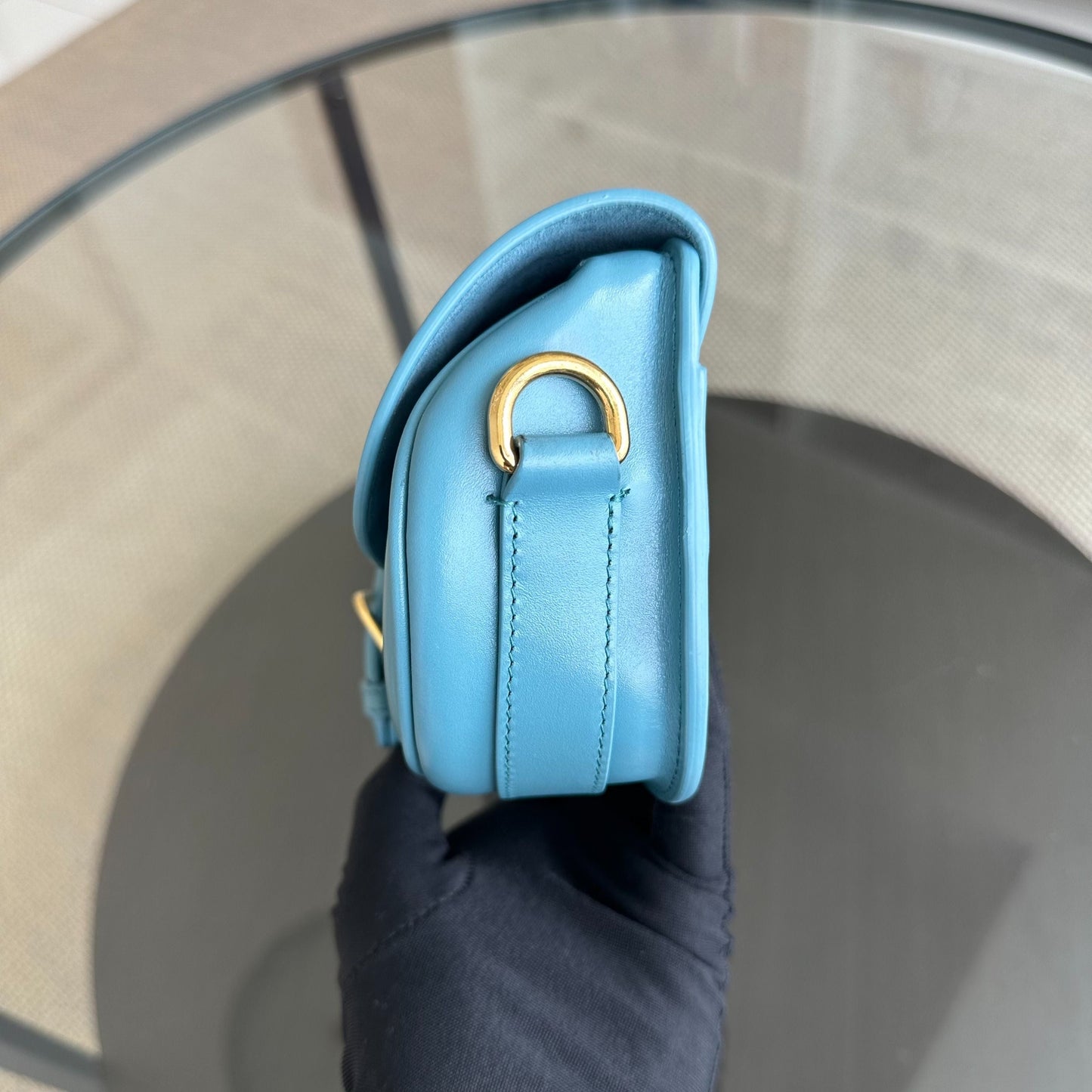 Bobby East West - Sac bandoulière en cuir de veau lisse, accastillage bleu doré — Kovancy