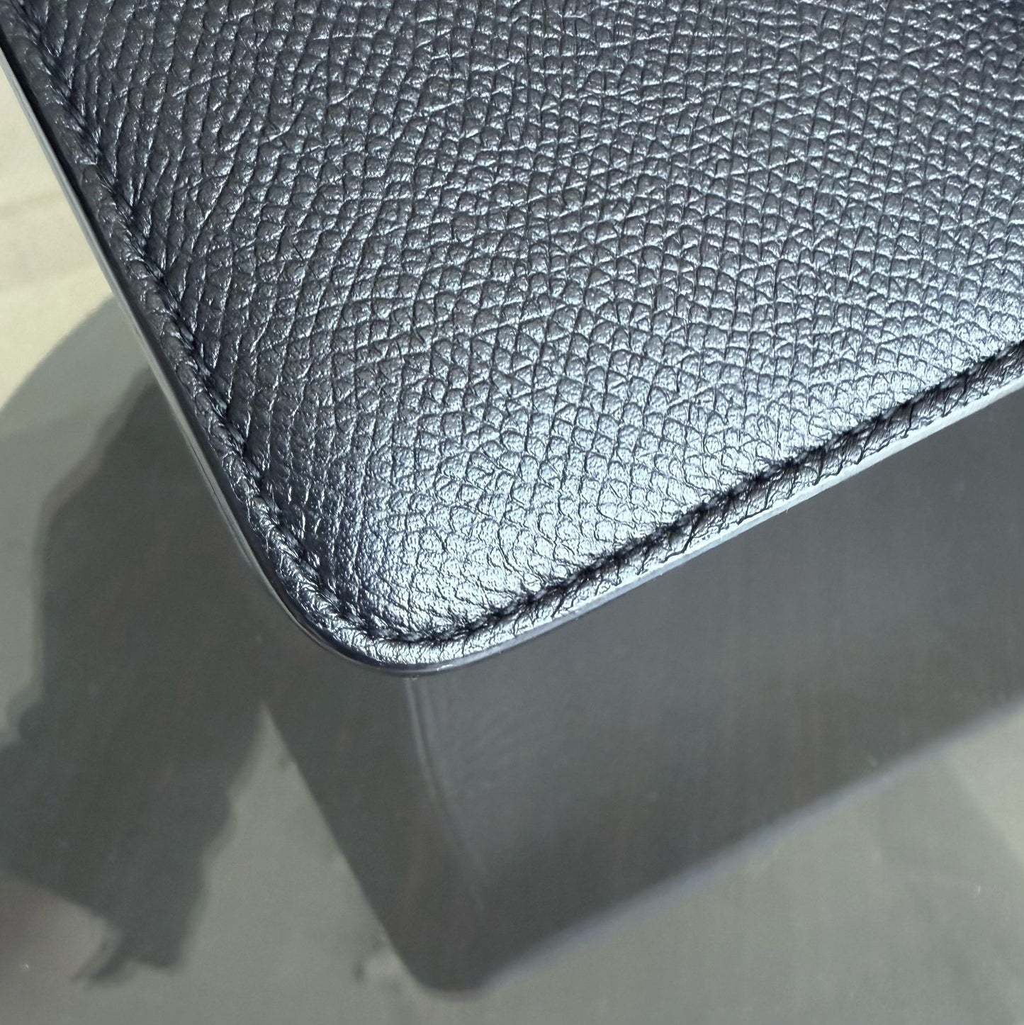 30 Montaigne 30 - Cuir de veau grainé tout noir — Kovancy