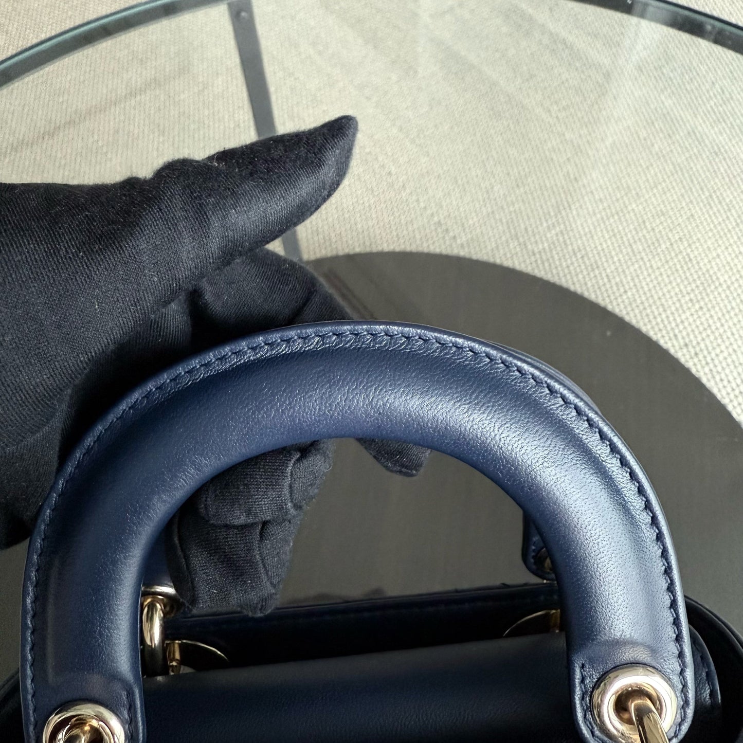 Lady Mini - Bandoulière réglable en cuir d'agneau Cannage bleu foncé avec finitions dorées — Kovancy