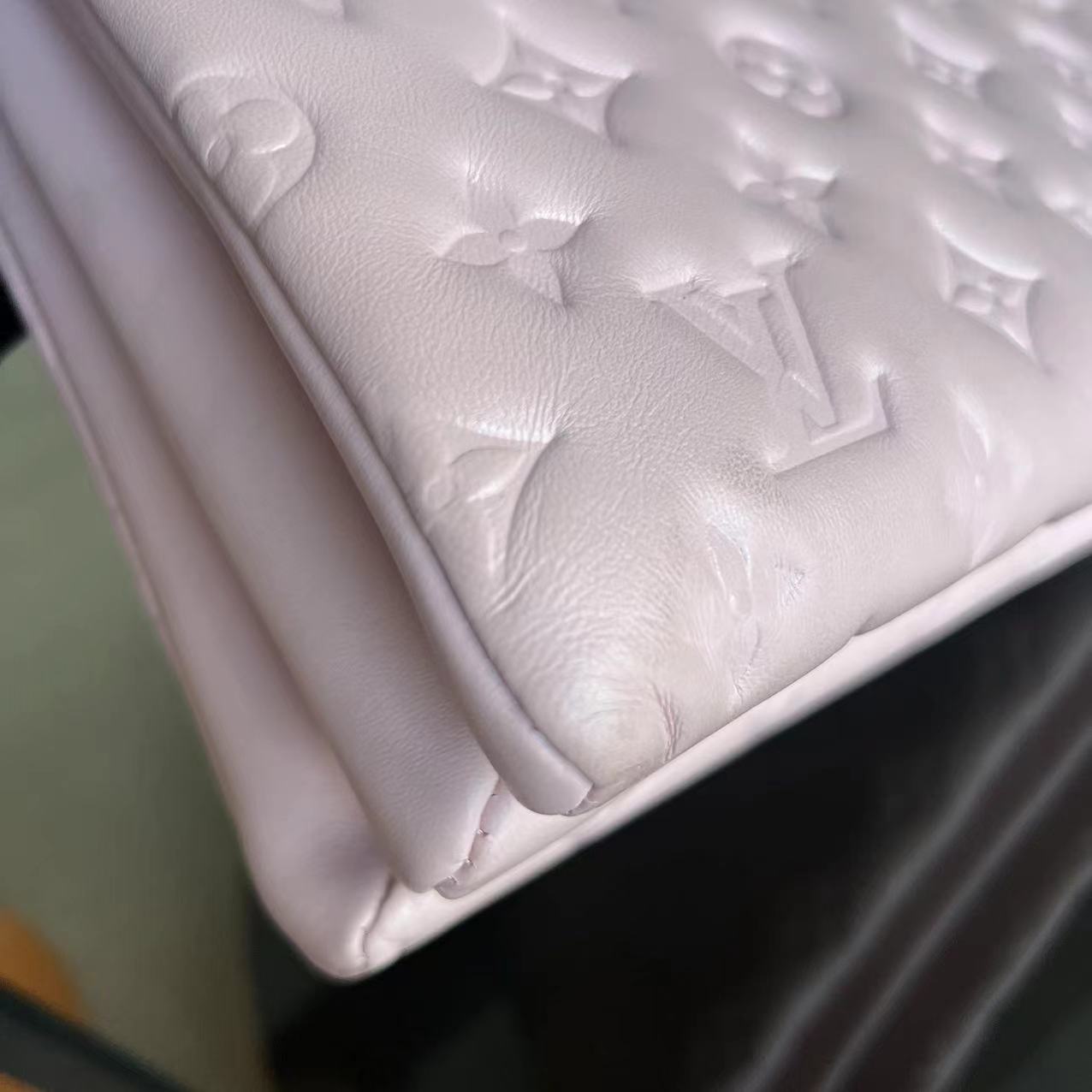 LVT Coussin PM Puffy Lambskin Violet Clair Matériel Doré