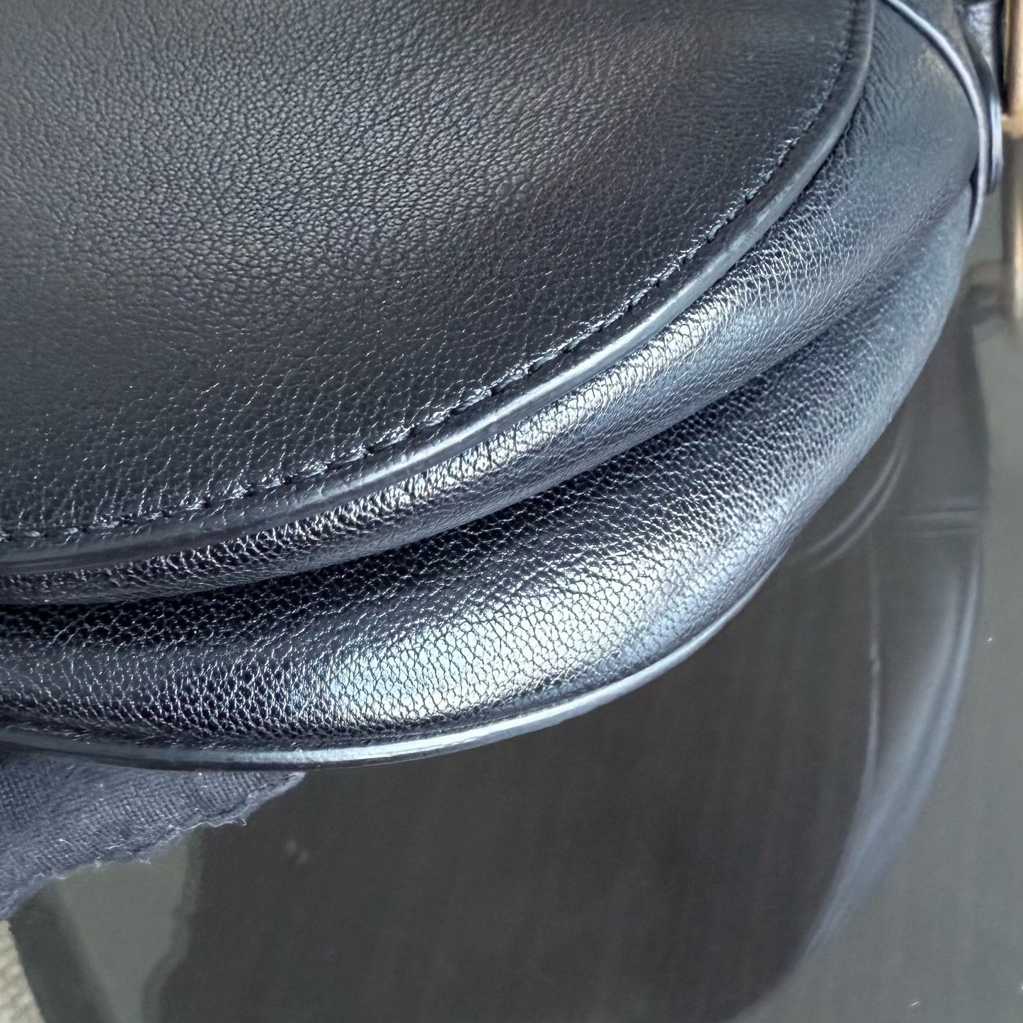 Selle Medium - 25 cm en cuir de veau noir et finitions dorées — Kovancy