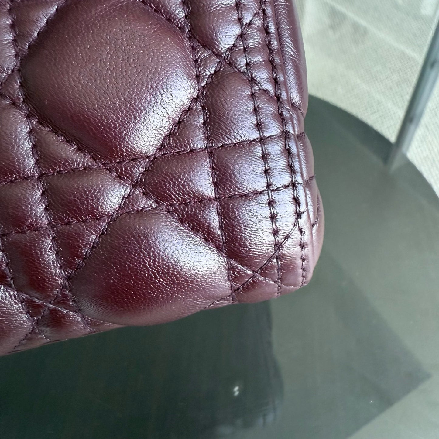 Lady Moyen - Cuir d'agneau Cannage Bordeaux foncé Rouge Quincaillerie dorée SANS SANGLE — Kovancy