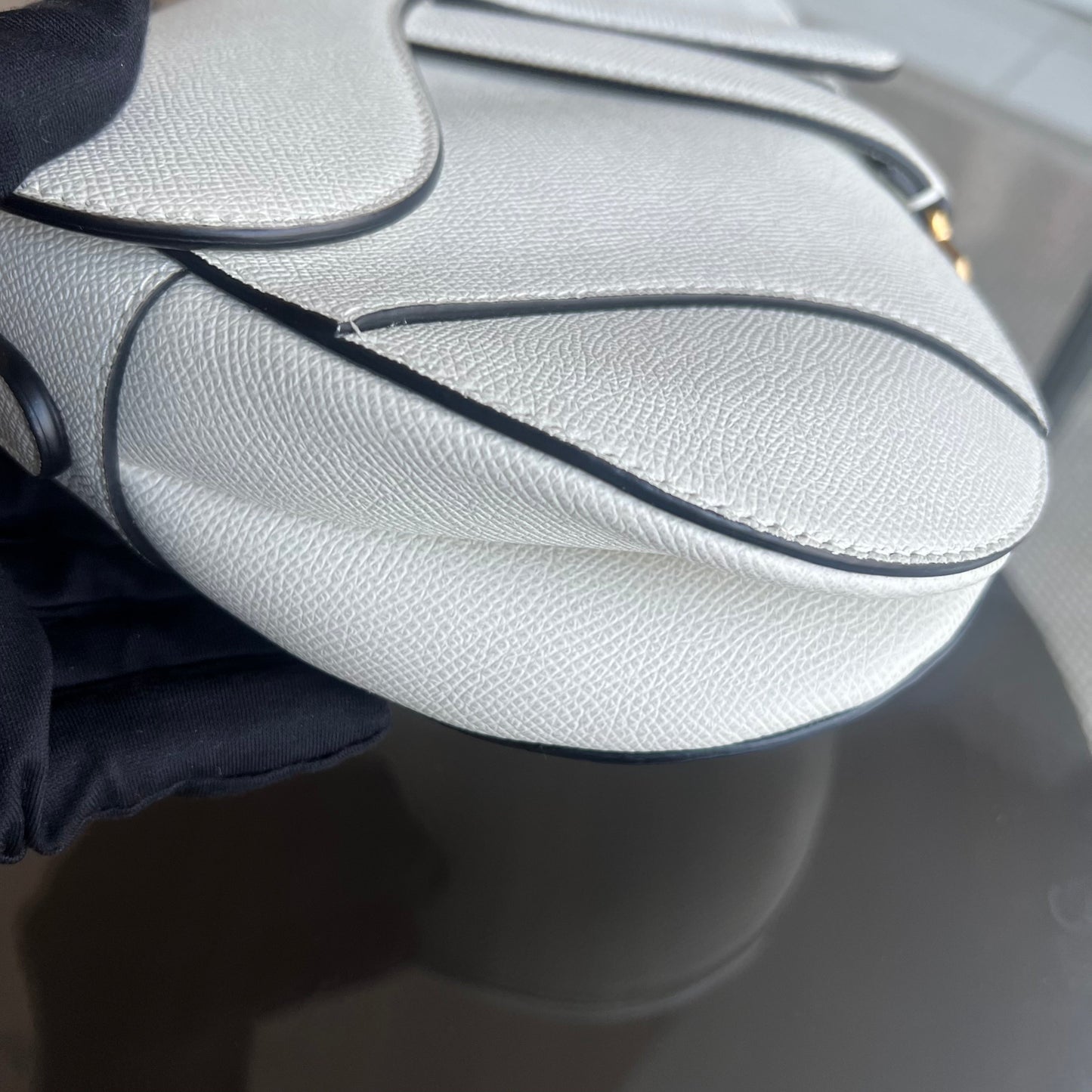 Saddle Medium - Cuir de veau grainé, finitions en or blanc — Kovancy