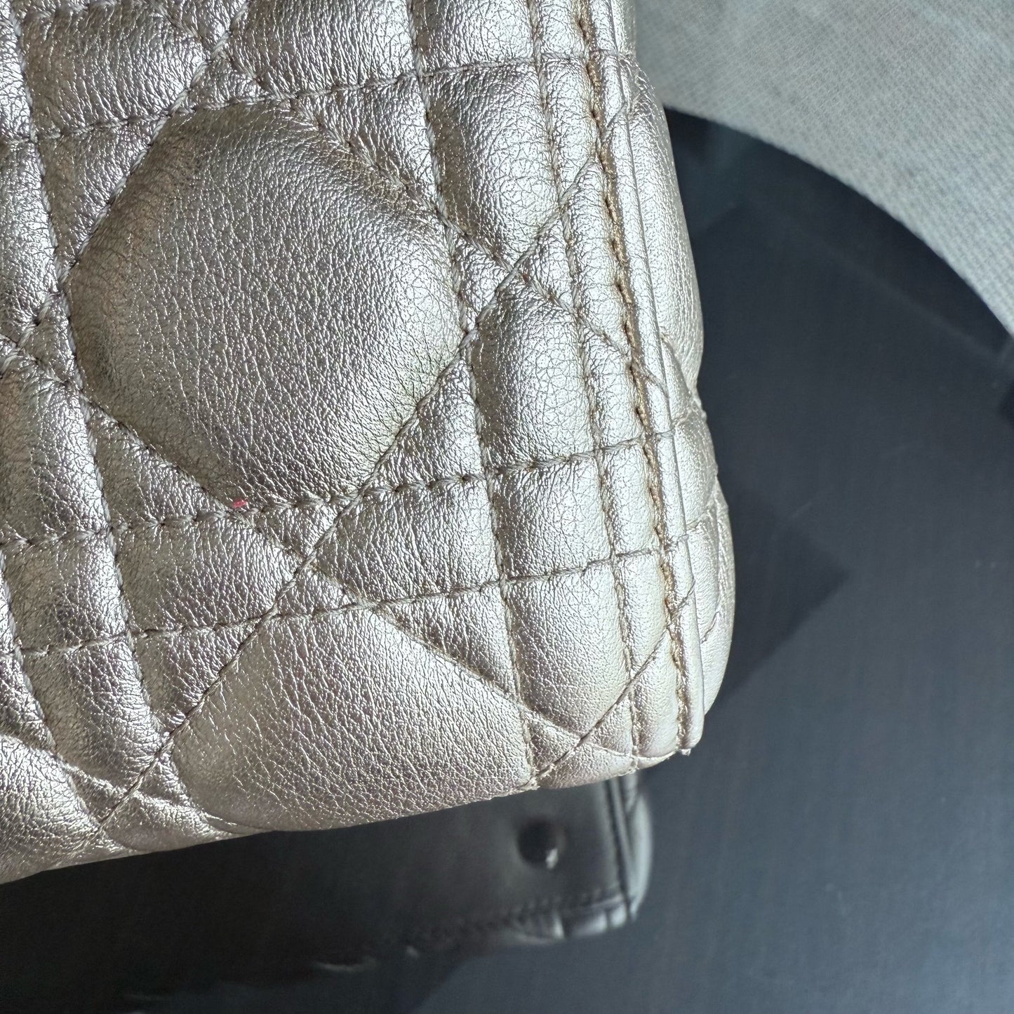 Lady Moyen - Cuir de veau doré Cannage, accessoires dorés, sans sangle — Kovancy