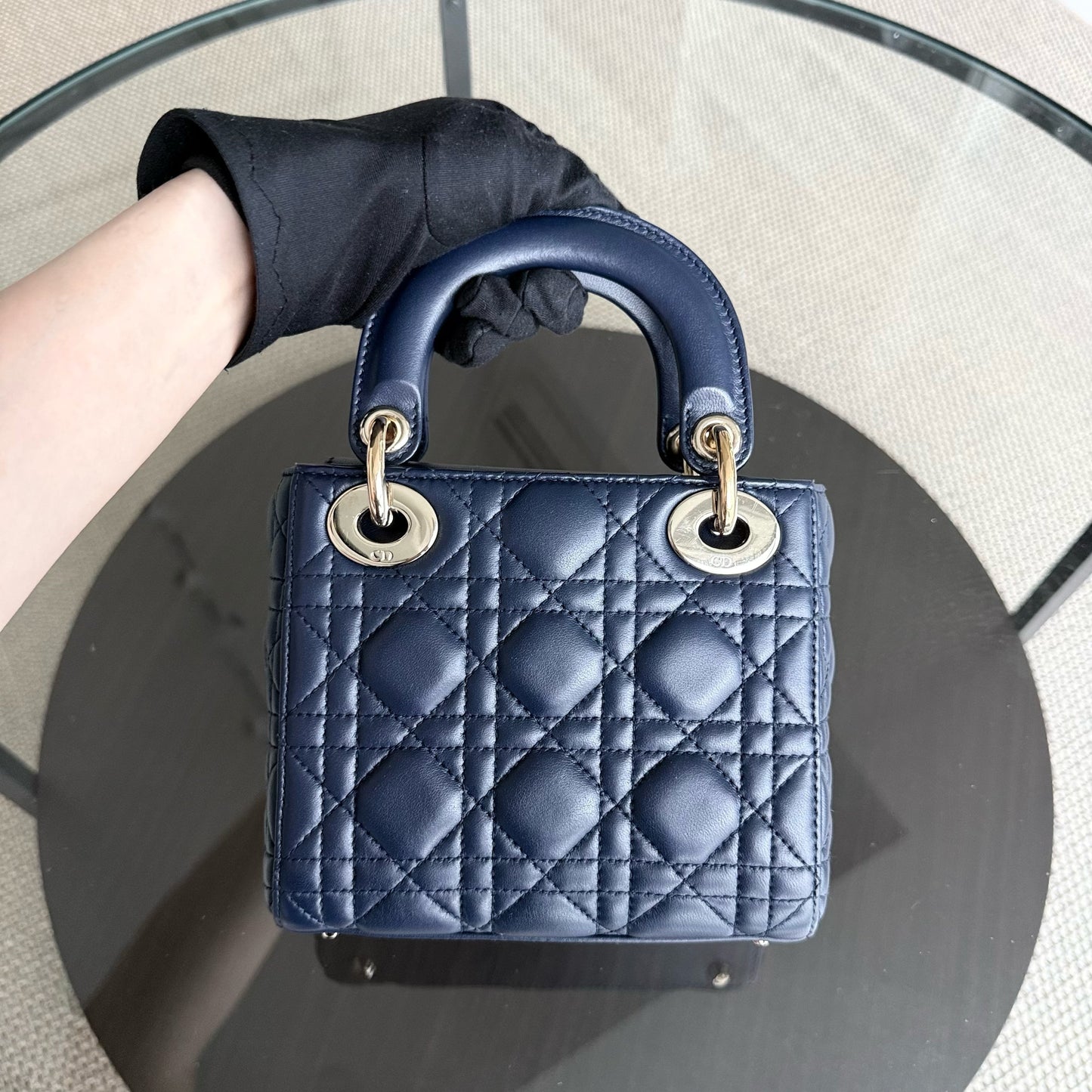 Lady Mini - Bandoulière réglable en cuir d'agneau Cannage bleu foncé avec finitions dorées — Kovancy