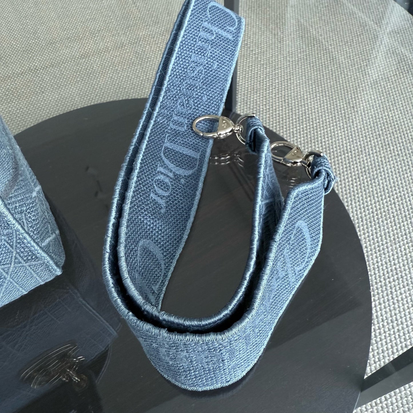 Lady D-Lite - Cannage brodé bleu denim clair avec accessoires dorés — Kovancy