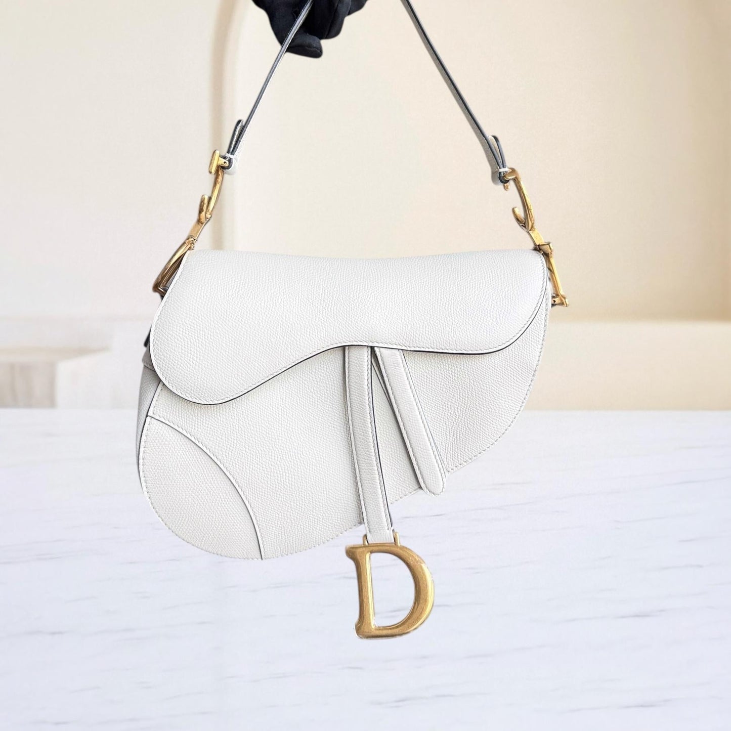 Saddle Medium - Cuir de veau grainé, finitions en or blanc — Kovancy