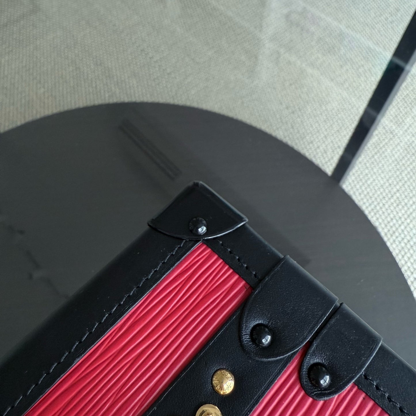 Kovancy - Petite Malle - Nouvelle édition Sac bandoulière en cuir EPI rouge avec matériel doré et puce électronique