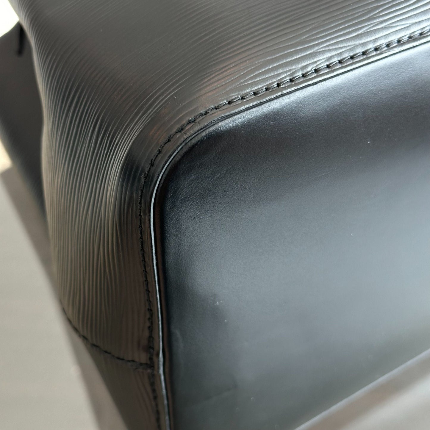 Sac seau Neo Noe MM en cuir EPI Noir SHW - Kovancy