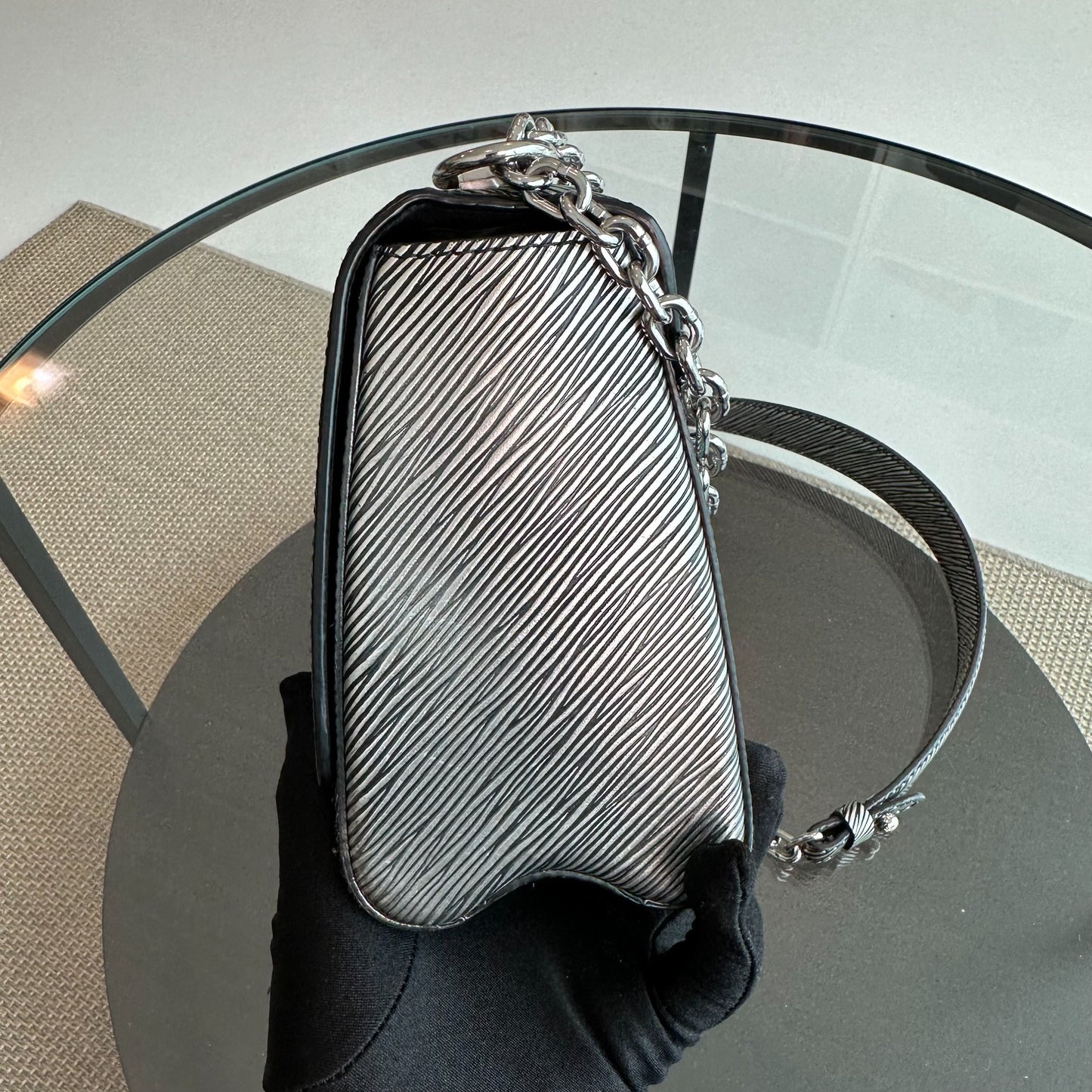 Twist MM EPI Cuir Argent GHW — Kovancy