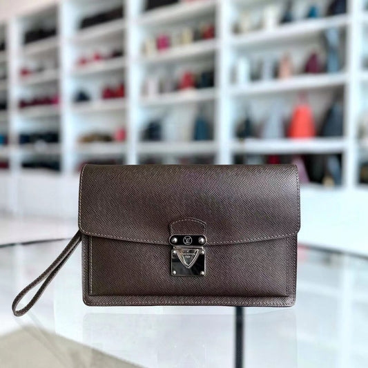 Louis Vuitton Belaia Pochette Taiga Cuir Marron SHW