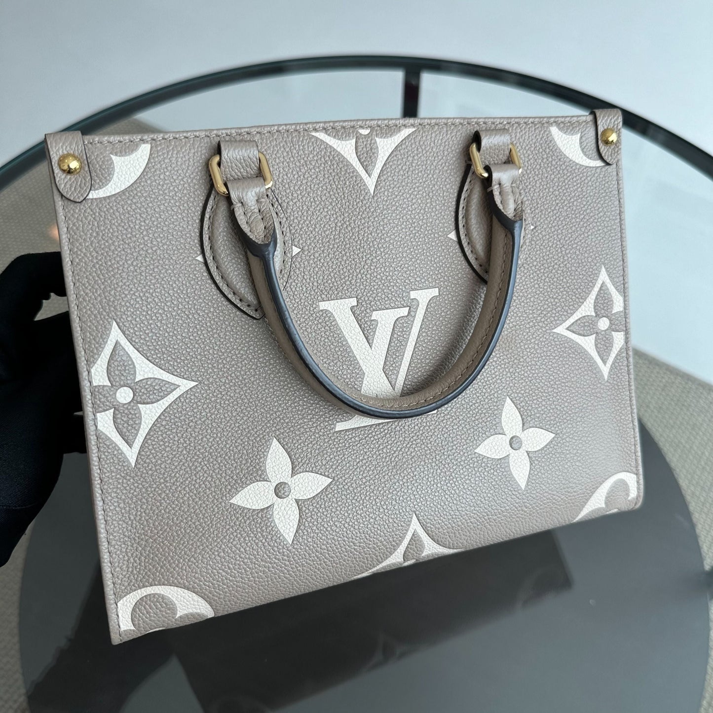 Sac bandoulière OnTheGo PM On The Go Empreinte Gris — Kovancy