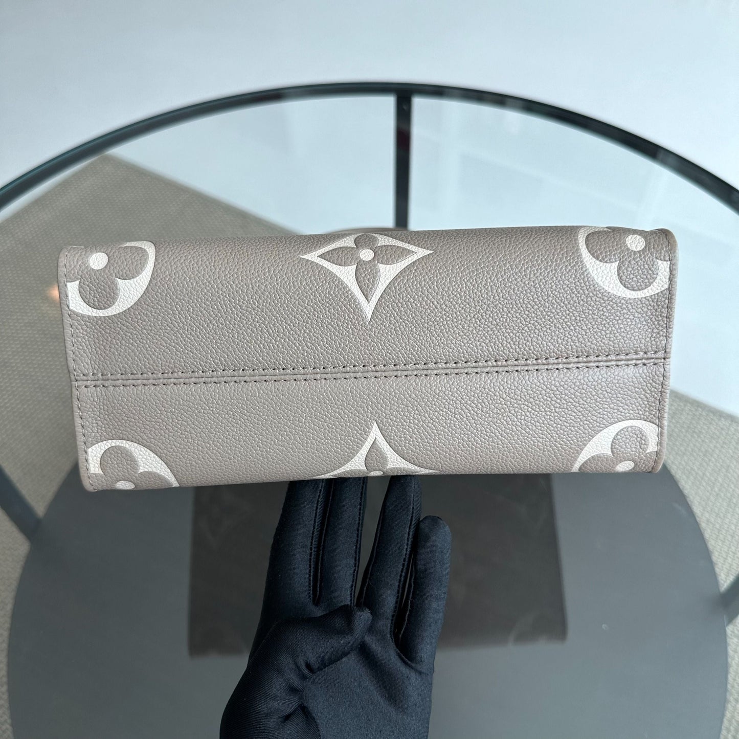 Sac bandoulière OnTheGo PM On The Go Empreinte Gris — Kovancy