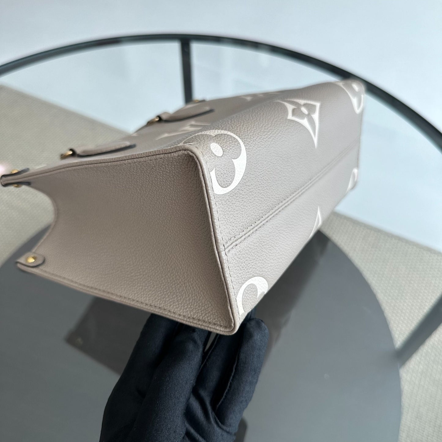 Sac bandoulière OnTheGo PM On The Go Empreinte Gris — Kovancy