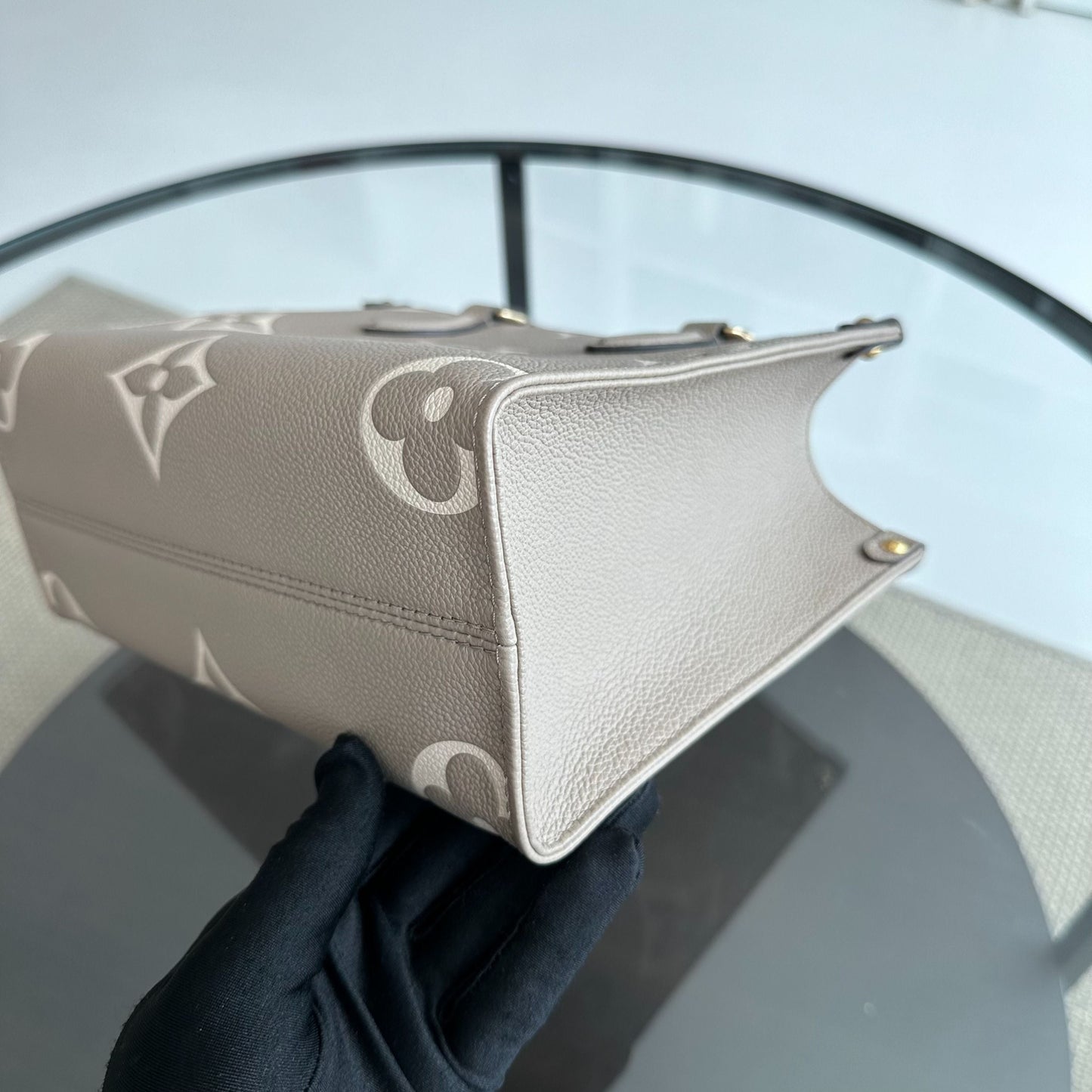 Sac bandoulière OnTheGo PM On The Go Empreinte Gris — Kovancy