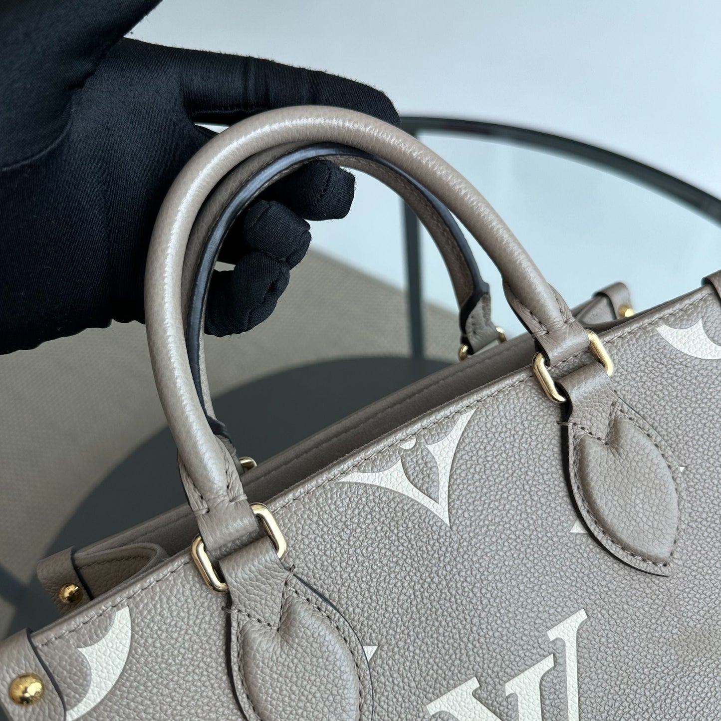 Sac bandoulière OnTheGo PM On The Go Empreinte Gris — Kovancy