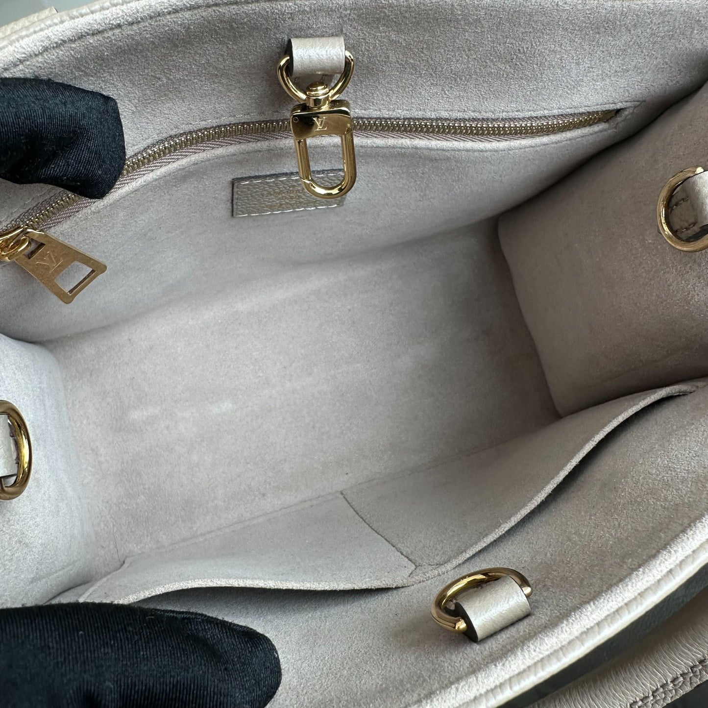 Sac bandoulière OnTheGo PM On The Go Empreinte Gris — Kovancy