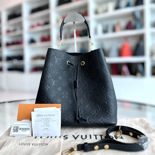 Sac seau à bandoulière Louis Vuitton LV NeoNoe MM Monogram Empreinte en cuir noir